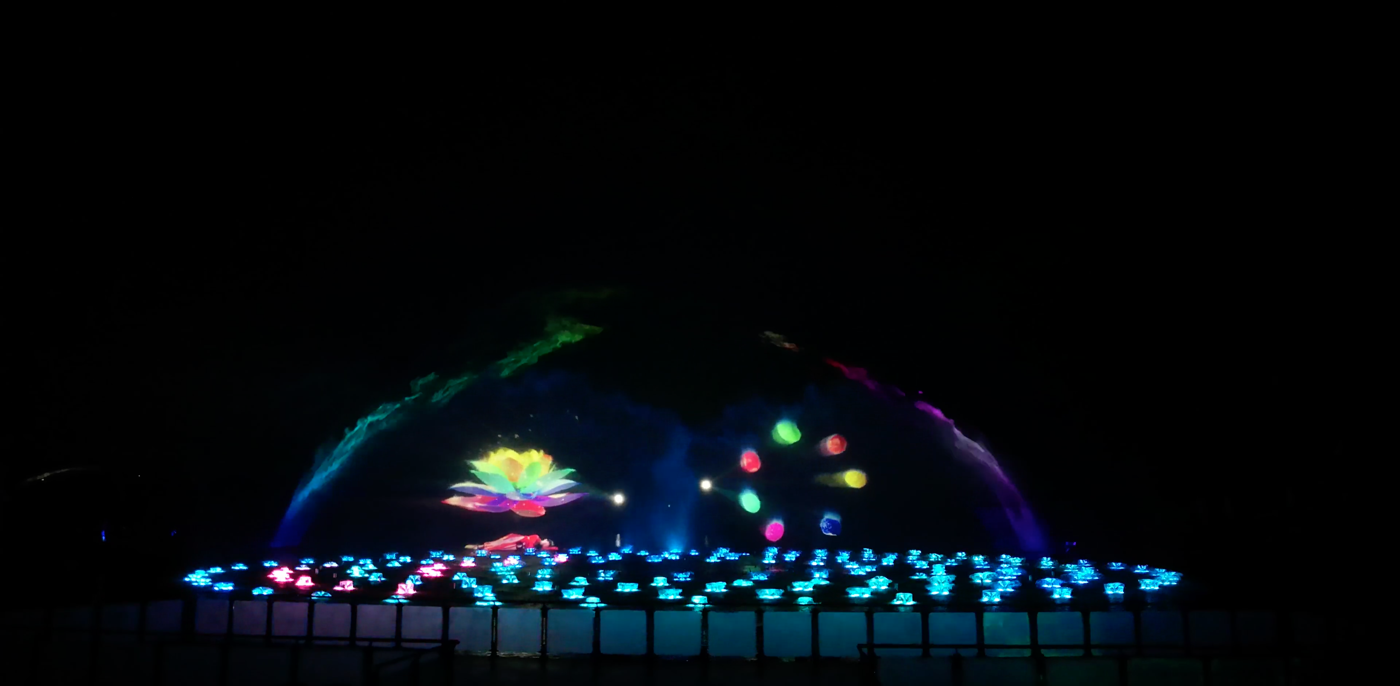 由白寶強導演的蓮花湖圣蓮華彩水水舞光影秀在達州蓮花湖上演(圖2) 由白寶強導演的蓮花湖圣蓮華彩水水舞光影秀在達州蓮花湖上演(圖2)